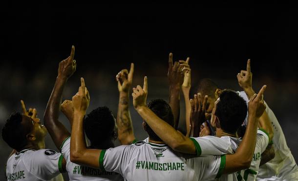 Jogadores da Chapecoense comemoram primeiro gol do jogo contra o Zulia