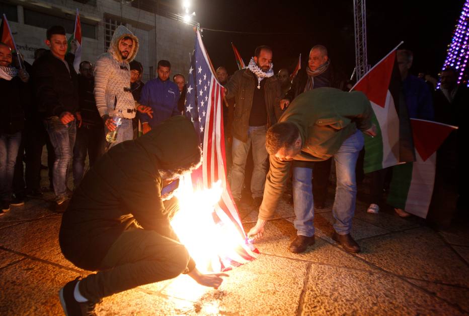 palestinos ateiam fogo em bandeira dos EUA AFP