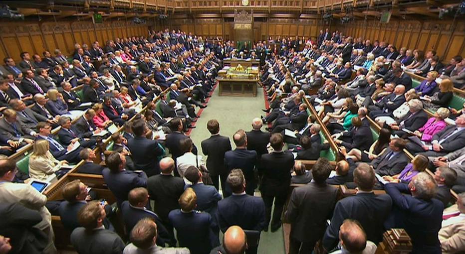 Parlamento britânico acaba com obrigação do uso de gravata - Estadão