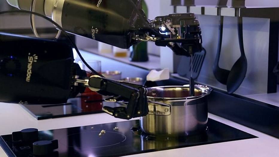 Vencedor do Prêmio Lemelson-MIT Student 2016, o projeto da Spyce Kitchen combina um frigorífico, máquina de lavar louça, fogão e um robo-chef em um único dispositivo que ocupa, no máximo, 20m² e incorpora sensores que medem as quantidades corretas de alimento, para cozinhá-lo na temperatura certa.