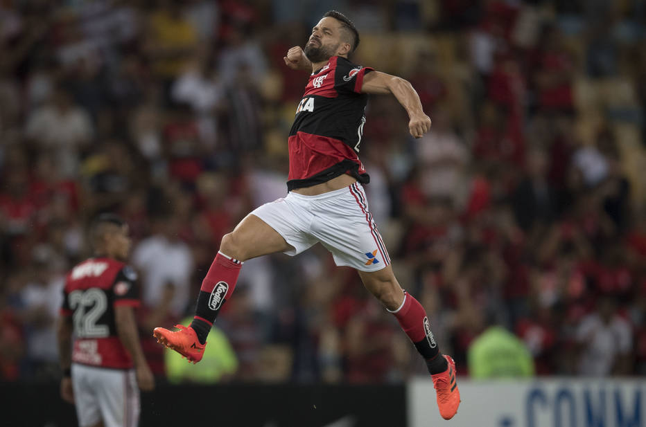 Diego fez um golaço de falta no clássico.