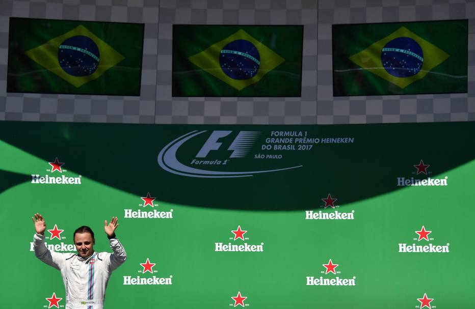 Em despedida de Interlagos, Massa subiu ao pódio para ser saudado pelo público
