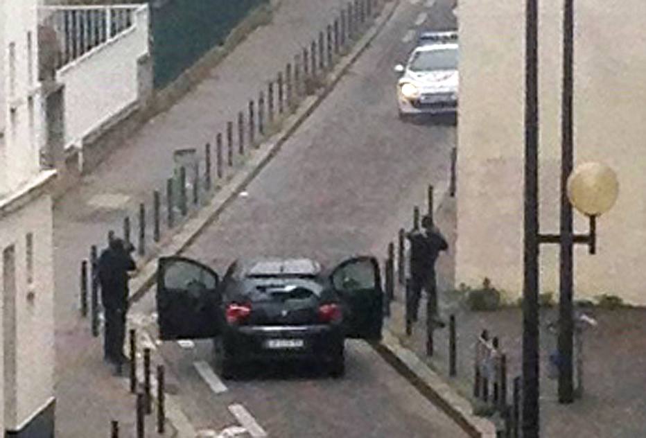 CÃ¢mera de seguranÃ§a registrou chegada de homens armados Ã  redaÃ§Ã£o da Charlie Hedbo, onde 12 pessoas foram mortas em ataque 
