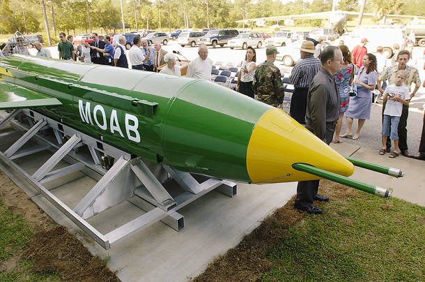 GBU-43 ou Massive Ordnance Air Blast (MOAB), a 
