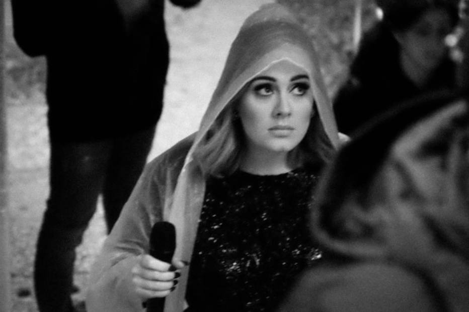 Adele pega jaqueta emprestada de Bruce Springsteen
