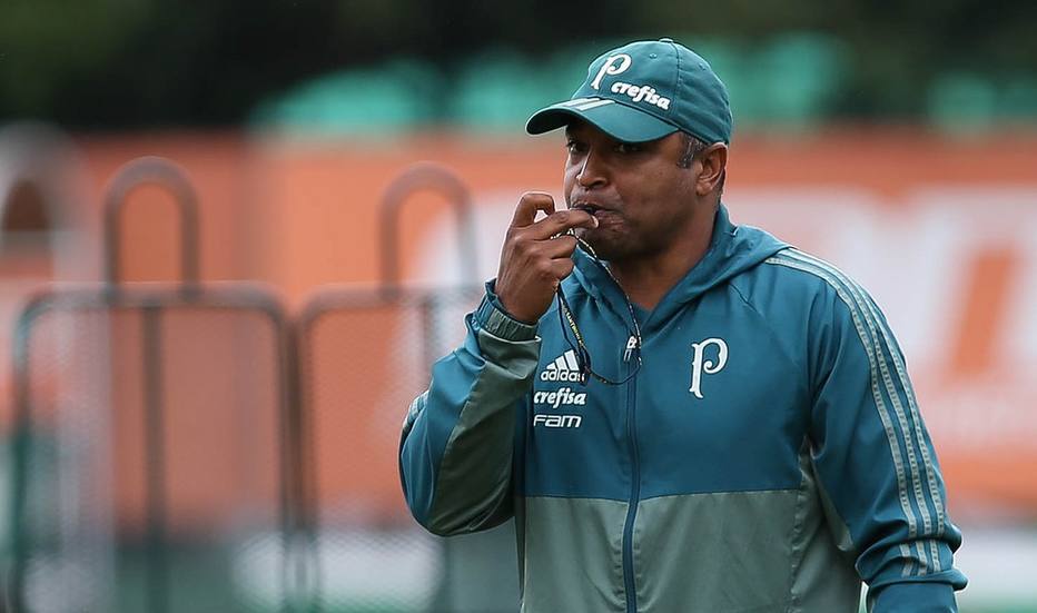 Experiência de treinador ajuda Palmeiras a tentar arrumar lateral