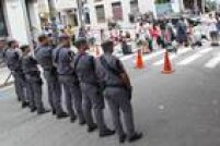 Até mesmo comerciantes e moradores foram impedidos de passar pelo cordão de isolamento feito pelos policiais.