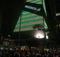 Com faixa de luto, o prédio da Federação das Indústrias do Estado de São Paulo (Fiesp), em São Paulo, também pede a renúncia da presidente Dilma Rousseff