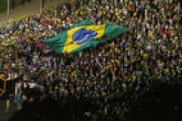 Em ato contra Dilma e Lula, manifestantes erguem bandeira do Brasil