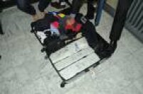 Diversas formas de esconder drogas em flagrantes feitos pela PF neste ano em Cumbica. Na foto, droga dentro de mala