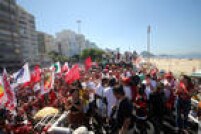 Orla de Copacabana, na zona sul do Rio, é tomada por manifestantes que apoiam a permanência da presidente Dilma Rousseff no cargo