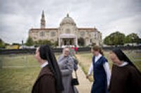 Freiras caminham em frente à basílica de Washington