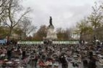 Uma ONG colocou pares de sapatos na Praça da República, em Paris, para chamar atenção para a urgência de um acordo climático e driblar a proibição de aglomeração de pessoas por causa do estado de emergência que vive a capital francesa desde os ataques de 13 de novembro