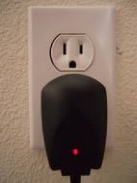 Tirar os aparelhos como microondas, televisores, receptores e modem de internet da tomada ao se ausentar de casa também pode representar uma economia significativa. Esses aparelhos são os 'consumidores silenciosos de energia', explica Carstens