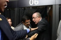 A confusão foi generalizada e parlamentares da base aliada chegaram a desconectar urnas após o presidente da Câmara, Eduardo Cunha (PMDB-RJ), definir que a votação seria secreta.