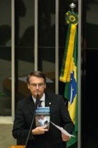 Durante sua fala, feita durante a madrugada de sábado (16), o deputado Jair Bolsonaro (PSC-RJ) insinuou que o governo planeja um atentado terrorista para se manter no poder.