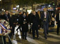 Presidentes dos EUA, Barack Obama (dir.), e da França, François Hollande (ao centro), e prefeita de Paris, Anne Hidalgo, prestam homenagens às vítimas dos atentados terroristas ocorridos no dia 13 de novembro na casa de shows Bataclan, onde teriam morrido 90 pessoas