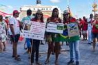 Manifestantes levam cartazes de apoio a Dilma e a Lula em protesto no Farol da Barra, em Salvador