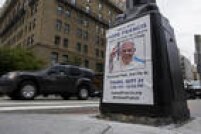 Poster sobre um evento com o papa Francisco é visto em Washington