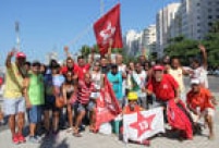 Grupo pró-Dilma, com bandeiras do PT, se concentra na orla de Copacabana, no Rio, na manhã deste domingo, 17