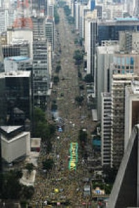 A Polícia Militar chegou a restringir o acesso de pessoas à Avenida Paulista. O argumento foi o excesso de pessoas no local