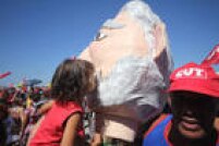 Criança beija boneco de Lula em protesto contra o impeachment da presidente Dilma Rousseff na praia de Copabacana