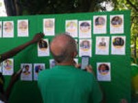 Ativistas a favor do impeachment fazem mural com fotos e telefones de deputados indecisos na votação na Praça José Bonifácio, em Sorocaba