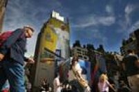 Um mural do papa Francisco é visto em Manhattan, em Nova York