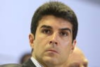 Filho do senador Jader Barbalho pode usar leilão de portos do dia 31 para permanecer na pasta ao menos até lá