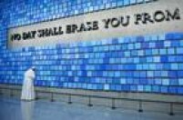 Papa Francisco visita Memorial do 11 de Setembro e faz oração diante do mural "Tentando Lembrar a Cor do Céu Naquela Manhã de Setembro", de Spencer Finch