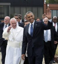 Papa Francisco e Obama acenam para multidão após a chegada do pontífice aos EUA