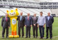 Dirigentes durante assinatura de contrato que oficializou o Itaquerão nos Jogos de 2016