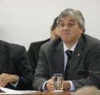 Delcídio presidiu a CPMI dos Correios em 2005, comissão parlamentar mista que investigou o escândalo de corrupção do mensalão. Não conseguiu no ano seguinte se eleger governador do Mato Grosso do Sul, vencida no primeiro turno por André Puccineli (PMDB)