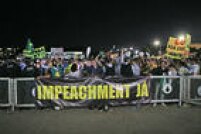 Número de protestantes aumenta com a chegada da noite na capital do País