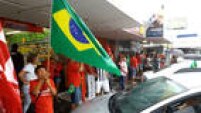 Mesmo com as fortes chuvas que assolam a capital da Paraíba, manifestantes pró-governo fazem carreata do bairro de Mangabeira até a Praça da Paz, no bairro dos Bancários, para acompanhar a votação