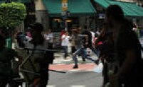 Na região da Avenida São João, a Polícia atirou bombas de efeito moral para conter os estudantes da Escola Estadual Fidelino Figueiredo, que fechavam as ruas como protesto. (<a href='http://educacao.estadao.com.br/noticias/geral,pm-joga-bombas-de-efeito-moral-em-estudantes-e-isola-dp,10000003765' target='_blank'>Leia Mais</a>)
