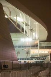 Detalhe da iluminação do lado oeste da Arena Corinthians. Parte da cobertura ainda precisa de revestimento