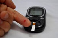 O diabetes é uma doença crônica que atinge 13 milhões de brasileiros, de acordo com o Ministério da Saúde. Ela ocorre quando a insulina não é suficiente ou não consegue agir de maneira adequada para metabolizar o açúcar presente nos alimentos e transformá-lo em energia, resultando no excesso de glicose na corrente sanguínea