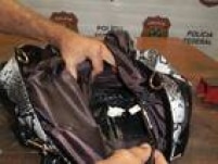 Diversas formas de esconder drogas em flagrantes feitos pela PF neste ano em Cumbica. Na foto, droga escondida dentro de bolsa