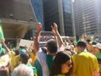 Manifestantes acompanham votação em frente à FIESP, em São Paulo