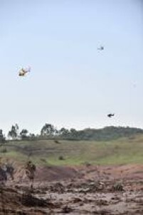 Helicópteros sobrevoam a região do distrito de Bento Rodrigues, em Mariana, em busca de vítimas