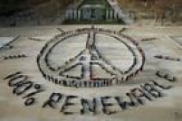 Centenas de ambientalistas fazem ato em frente à Torre Eiffel, em Paris, com mensagem de paz e esperança