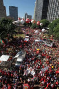 Vale do Anhangabaú, no centro de São Paulo, é tomado por manifestantes contrários ao impeachment de Dilma Roussef, apoiados por movimentos sociais e centrais sindicais