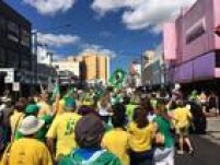 Em Poços de Caldas, no interior de Minas Gerais, manifestantes usam camisas do Brasil e da Seleção