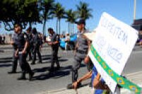 "Respeitem meu voto", diz cartaz de manifestante pró-Dilma no Rio