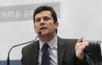 O juiz federal Sérgio Moro pediu ao ministro Luis Roberto Barroso, do Supremo Tribunal Federal (STF), a transferência do ex-ministro da Casa Civil (Governo Lula) para Curitiba, base da Operação Lava Jato. Condenado no Mensalão, Dirceu cumpria domiciliar. <a href='http://politica.estadao.com.br/blogs/fausto-macedo/jose-dirceu-e-preso-em-brasilia/' target='_blank'>Ele foi preso nesta segunda-feira</a>, 3, na 17ª fase da Lava Jato.
