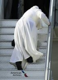 Francisco tropeça ao embarcar rumo à Filadelfia