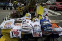 Itens sobre o papa são vendidos nas ruas de Washington