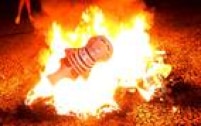 Conhecido popularmente como Pixuleco, boneco com a imagem de Lula como prisioneiro é queimado durante protesto