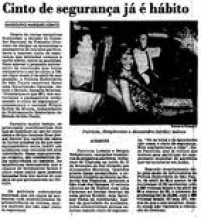 Hoje é impensável entrar num carro e não colocar o cinto de segurança, mas em 1990 isso ainda estava 'virando hábito'. 